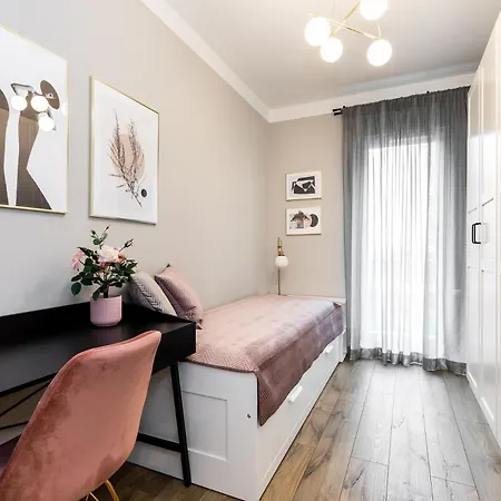 Pink Boutique 60m2 & Garage Krakau